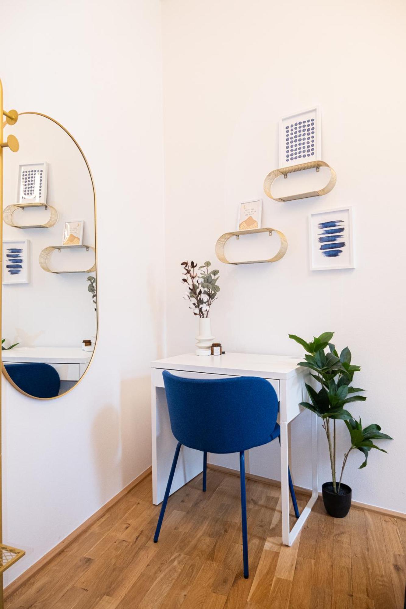 4 Minutes National Theather Apartment, *